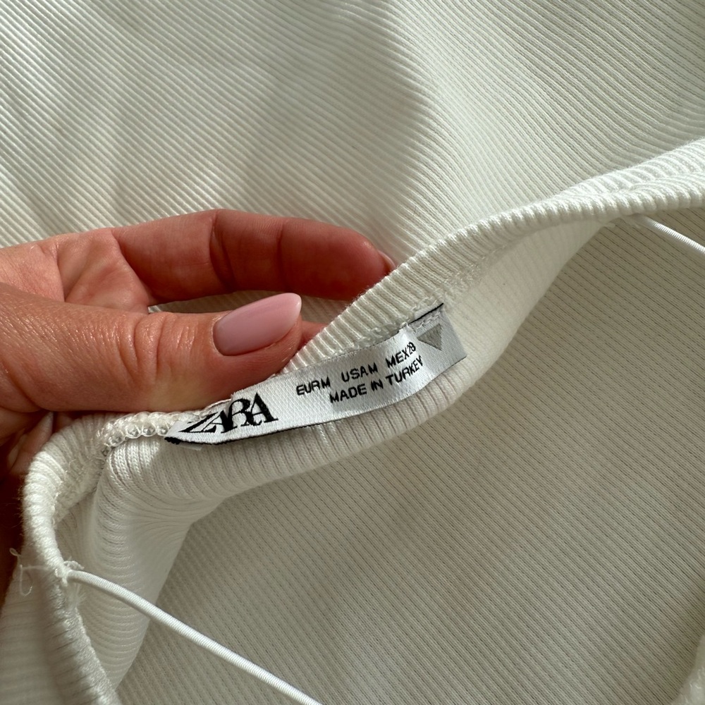 A fitted dress below the knees. White. Size S-M. Zara. - Picture 9 of 10